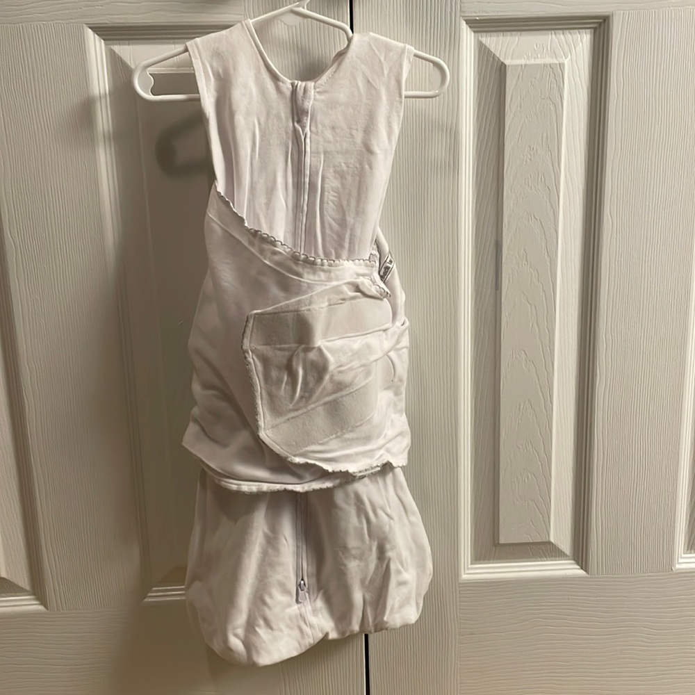 Halo sleep sack swaddle. Size small (13-18lbs). White with gray stitching